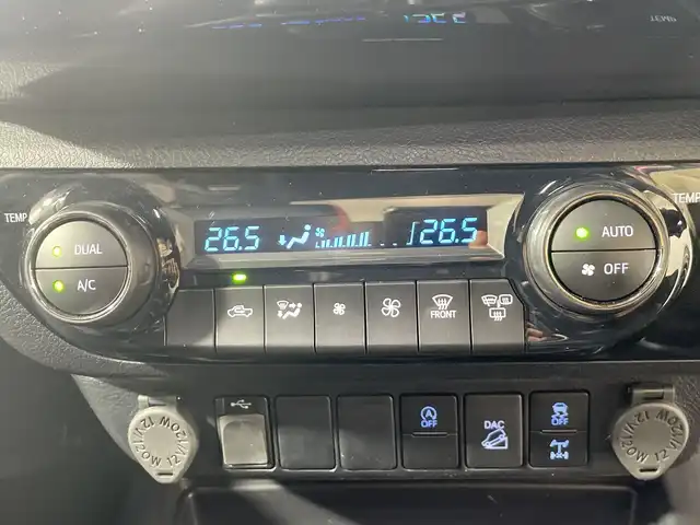 トヨタ ハイラックス Z GRスポーツ 神奈川県 2023(令5)年 1.1万km スーパーホワイトⅡ 4WD/純正8型ナビ（ディスプレイオーディオ　ナビ機能）/AM　FM　Bluetooth　Miracast　AppleCarPlay/パノラミックビューモニター/セーフティ・サポートカー/レーダークルーズコントロール/GRステアリング/GRハーフレザーシート/GRフロアマット/パドルシフト/LDA/PCS/RSA/先行車発進告知機能/DAC/純正ツィーター/ハードトノカバー/ドアバイザー