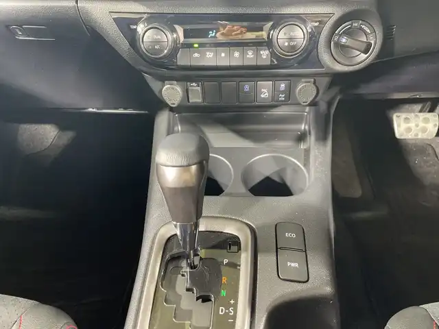 トヨタ ハイラックス Z GRスポーツ 神奈川県 2023(令5)年 1.1万km スーパーホワイトⅡ 4WD/純正8型ナビ（ディスプレイオーディオ　ナビ機能）/AM　FM　Bluetooth　Miracast　AppleCarPlay/パノラミックビューモニター/セーフティ・サポートカー/レーダークルーズコントロール/GRステアリング/GRハーフレザーシート/GRフロアマット/パドルシフト/LDA/PCS/RSA/先行車発進告知機能/DAC/純正ツィーター/ハードトノカバー/ドアバイザー