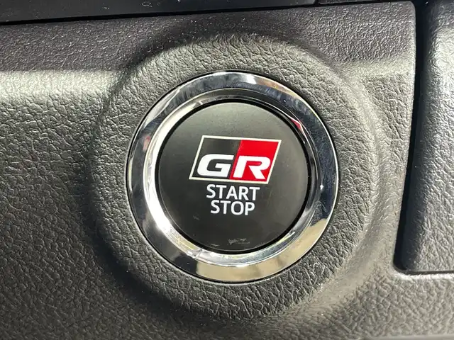 トヨタ ハイラックス Z GRスポーツ 神奈川県 2023(令5)年 1.1万km スーパーホワイトⅡ 4WD/純正8型ナビ（ディスプレイオーディオ　ナビ機能）/AM　FM　Bluetooth　Miracast　AppleCarPlay/パノラミックビューモニター/セーフティ・サポートカー/レーダークルーズコントロール/GRステアリング/GRハーフレザーシート/GRフロアマット/パドルシフト/LDA/PCS/RSA/先行車発進告知機能/DAC/純正ツィーター/ハードトノカバー/ドアバイザー