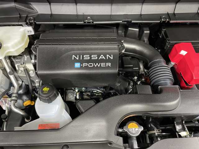 日産 セレナ e－パワー ハイウェイスター V 神奈川県 2025(令7)年 0.1千km パール 登録済未使用車/純正DA・12.3型/（HDMI/TV/AM/FM）/360度セーフティアシスト/純正フリップダウンモニター/両側パワースライドドア/プロパイロット/追従クルコン/ブラインドスポットモニター（BSM）/ETC2.0/純正ドラレコ（前後）/ステアリングスイッチ/デジタルインナーミラー/電動パーキングブレーキ/ブレーキオートホールド/プッシュスタート/スマートキー/スペアキー/取扱説明書/保証書/LEDヘッドライト/オートライト/オートマチックハイビーム/純正16インチAW/電動格納ミラー/安全装備/インテリジェントエマージェンシーブレーキ/前方衝突予測警報/車線逸脱防止支援システム/後側方衝突防止支援システム/後側方車両検知警報/ふらつき警報/衝突回避ステアリングアシスト/車線逸脱警報/後退時車両検知警報/踏み間違い衝突防止アシスト/標識検知機能