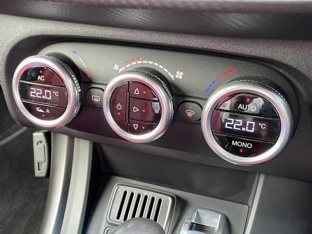 アルファロメオ ジュリエッタ ヴェローチェ クオーレロッソ 埼玉県 2018(平30)年 6.3万km 白 限定40台車/ワンオーナー/赤革シート/社外メモリーナビ/(Bluetooth/SD/CD/DVD/フルセグ)/バックカメラ/ｂｒｅｍｂｏブレーキ/コーナーセンサー/純正18インチアルミホイール/保証書/取扱説明書付き/純正フロアマット/HIDヘッドライト/ETC