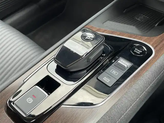 日産 オーラ G レザーエディション 愛知県 2023(令5)年 1.3万km ピュアホワイトパール ・ワンオーナー/・BOSEスピーカー/・純正HDDナビ/・全方位カメラ/・フルセグTV/・ETC2.0/・Bluetooth/USB/TypeC/HDMI接続/・アダプティブクルーズコントロール/・シートヒーター（D/N）/・本革シート/・純正フロアマット/・純正17インチアルミホイール/・LEDヘッドライト/・コーナーセンサー/・VDC/・衝突軽減ブレーキ/・ブラインドスポットモニター/・ブレーキホールド/・充電用USBポート（1個）/・ワイヤレス充電器/・ステアリングヒーター/・デジタルインナーミラー/・プロパイロット/・スマートキー/・プッシュスタート