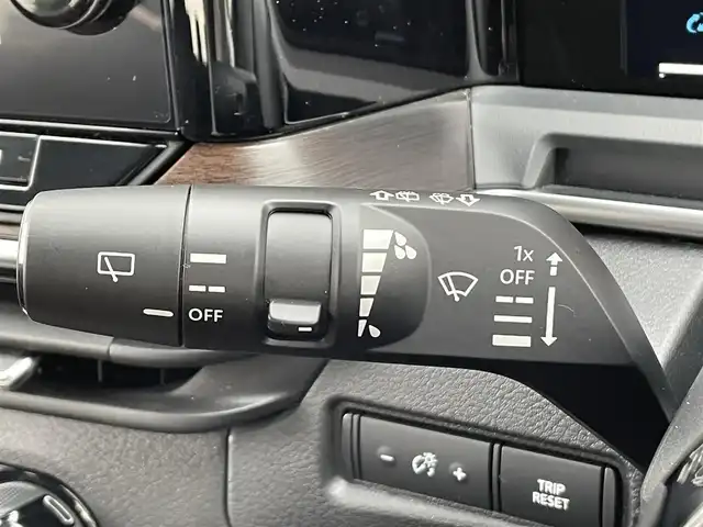日産 オーラ G レザーエディション 愛知県 2023(令5)年 1.3万km ピュアホワイトパール ・ワンオーナー/・BOSEスピーカー/・純正HDDナビ/・全方位カメラ/・フルセグTV/・ETC2.0/・Bluetooth/USB/TypeC/HDMI接続/・アダプティブクルーズコントロール/・シートヒーター（D/N）/・本革シート/・純正フロアマット/・純正17インチアルミホイール/・LEDヘッドライト/・コーナーセンサー/・VDC/・衝突軽減ブレーキ/・ブラインドスポットモニター/・ブレーキホールド/・充電用USBポート（1個）/・ワイヤレス充電器/・ステアリングヒーター/・デジタルインナーミラー/・プロパイロット/・スマートキー/・プッシュスタート