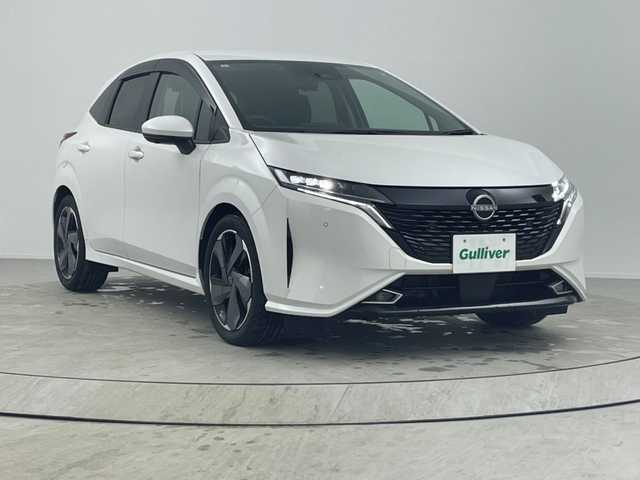 日産 オーラ G レザーエディション 熊本県 2023(令5)年 1.3万km ピュアホワイトパール ・ワンオーナー/・BOSEスピーカー/・純正HDDナビ/フルセグＴＶ/・全方位カメラ/・フルセグTV/・ETC2.0/・Bluetooth/USB/TypeC/HDMI接続/・プロパイロット/・アダプティブクルーズコントロール/・シートヒーター（D/N）/・本革シート/・純正フロアマット/・純正17インチアルミホイール/・LEDヘッドライト/・コーナーセンサー/・VDC/・衝突軽減ブレーキ/・ブラインドスポットモニター/・ブレーキホールド/・充電用USBポート（1個）/・ワイヤレス充電器/・ステアリングヒーター/・デジタルインナーミラー/・プロパイロット/・スマートキー/・プッシュスタート