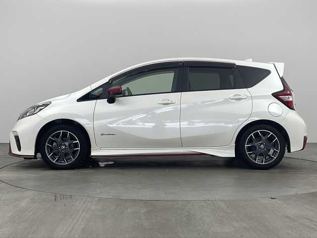 日産 ノート e－パワー ニスモ 兵庫県 2019(平31)年 5万km ブリリアントホワイトパール ・エマージェンシーブレーキ/・レーンキープアシスト/・コーナーセンサー/・社外ナビ＆TV＆BT＆DVD＆CD/・バックカメラ/・LEDヘッドライト/・オートライト/・ETC/・前後ドライブレコーダー/・スマートキー/・プッシュスタート/・純正16インチアルミホイール/・電動格納ミラー/・NISMO専用スエード調スポーツシート/・NISMOフロアマット/・NISMO専用ルーフスポイラー/・NISMO専用シフトノブ&シフトベース