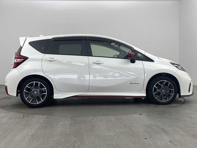 日産 ノート e－パワー ニスモ 兵庫県 2019(平31)年 5万km ブリリアントホワイトパール ・エマージェンシーブレーキ/・レーンキープアシスト/・コーナーセンサー/・社外ナビ＆TV＆BT＆DVD＆CD/・バックカメラ/・LEDヘッドライト/・オートライト/・ETC/・前後ドライブレコーダー/・スマートキー/・プッシュスタート/・純正16インチアルミホイール/・電動格納ミラー/・NISMO専用スエード調スポーツシート/・NISMOフロアマット/・NISMO専用ルーフスポイラー/・NISMO専用シフトノブ&シフトベース