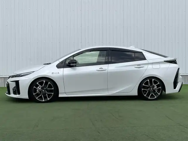 トヨタ プリウス ＰＨＶ S GRスポーツ 香川県 2021(令3)年 3.1万km プラチナホワイトパールマイカ 登録時走行距離：30713km/ケンウッド9型ナビゲーション/→CD/DVD/BT/→フルセグTV/バックカメラ/ドライブレコーダー/ETC/AC100V/ビルシュタイン車高調/プリクラッシュセーフティ/レーンキープアシスト/レーダークルーズコントロール/オートハイビーム/LEDオートヘッドライト/フォグランプ/リアフォグランプ/ステアリングリモコン/革巻きステアリング/横滑り防止装置/シートヒーター/ハーフレザーシート/プッシュスタート/スマートキー