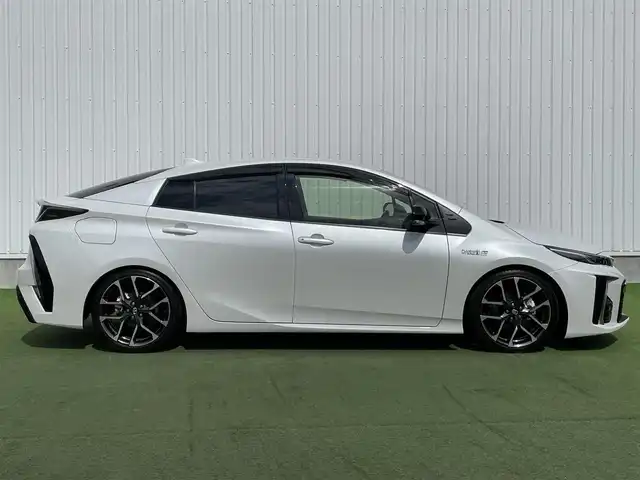 トヨタ プリウス ＰＨＶ S GRスポーツ 香川県 2021(令3)年 3.1万km プラチナホワイトパールマイカ 登録時走行距離：30713km/ケンウッド9型ナビゲーション/→CD/DVD/BT/→フルセグTV/バックカメラ/ドライブレコーダー/ETC/AC100V/ビルシュタイン車高調/プリクラッシュセーフティ/レーンキープアシスト/レーダークルーズコントロール/オートハイビーム/LEDオートヘッドライト/フォグランプ/リアフォグランプ/ステアリングリモコン/革巻きステアリング/横滑り防止装置/シートヒーター/ハーフレザーシート/プッシュスタート/スマートキー