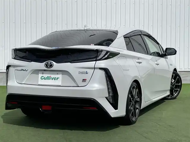 トヨタ プリウス ＰＨＶ S GRスポーツ 香川県 2021(令3)年 3.1万km プラチナホワイトパールマイカ 登録時走行距離：30713km/ケンウッド9型ナビゲーション/→CD/DVD/BT/→フルセグTV/バックカメラ/ドライブレコーダー/ETC/AC100V/ビルシュタイン車高調/プリクラッシュセーフティ/レーンキープアシスト/レーダークルーズコントロール/オートハイビーム/LEDオートヘッドライト/フォグランプ/リアフォグランプ/ステアリングリモコン/革巻きステアリング/横滑り防止装置/シートヒーター/ハーフレザーシート/プッシュスタート/スマートキー