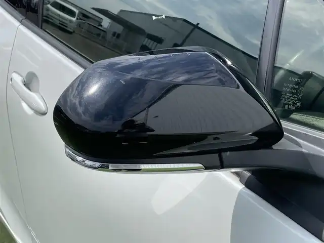 トヨタ プリウス ＰＨＶ S GRスポーツ 香川県 2021(令3)年 3.1万km プラチナホワイトパールマイカ 登録時走行距離：30713km/ケンウッド9型ナビゲーション/→CD/DVD/BT/→フルセグTV/バックカメラ/ドライブレコーダー/ETC/AC100V/ビルシュタイン車高調/プリクラッシュセーフティ/レーンキープアシスト/レーダークルーズコントロール/オートハイビーム/LEDオートヘッドライト/フォグランプ/リアフォグランプ/ステアリングリモコン/革巻きステアリング/横滑り防止装置/シートヒーター/ハーフレザーシート/プッシュスタート/スマートキー