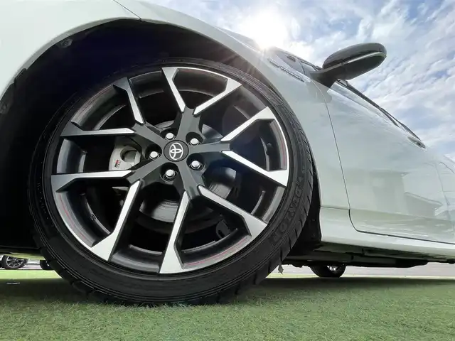 トヨタ プリウス ＰＨＶ S GRスポーツ 香川県 2021(令3)年 3.1万km プラチナホワイトパールマイカ 登録時走行距離：30713km/ケンウッド9型ナビゲーション/→CD/DVD/BT/→フルセグTV/バックカメラ/ドライブレコーダー/ETC/AC100V/ビルシュタイン車高調/プリクラッシュセーフティ/レーンキープアシスト/レーダークルーズコントロール/オートハイビーム/LEDオートヘッドライト/フォグランプ/リアフォグランプ/ステアリングリモコン/革巻きステアリング/横滑り防止装置/シートヒーター/ハーフレザーシート/プッシュスタート/スマートキー