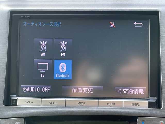 トヨタ プリウス G 山口県 2015(平27)年 9.4万km ホワイトパールクリスタルシャイン 株)IDOMが運営する【じしゃロン宇部店】の自社ローン専用車両になります。こちらは現金またはオートローンご利用時の価格です。自社ローンご希望の方は別途その旨お申付け下さい/Bluetooth接続/バックカメラ/純正ナビ/スマートキー/HIDヘッドライト/D席パワーシート/ハーフレザーシート/カーテンエアバッグ/クルーズコントロール/ETC