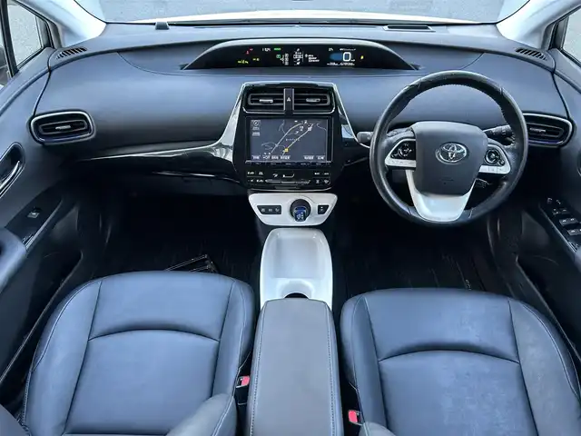トヨタ プリウス A ツーリングセレクション 愛媛県 2016(平28)年 10.2万km ホワイトパールクリスタルシャイン 純正９インチナビ(DSZT-YC4T)/・Bluetooth・CD/DVD・AM/FM/フルセグTV/バックカメラ/ETC2.0/前席シートヒーター(D+N席)/前方ドライブレコーダー/トヨタセーフティセンス/衝突軽減システム/コーナーセンサー/パーキングアシスト/追従型クルーズコントロール/レーンキープアシスト/LEDヘッドライト/オートマチックハイビーム/ヘッドアップディスプレイ/合皮革シート/純正17インチAW/純正フロアマット/ステアリングスイッチ/プッシュスタート/スマートキー/取扱説明書/保証書