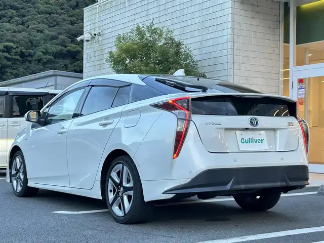 トヨタ プリウス A ツーリングセレクション 愛媛県 2016(平28)年 10.2万km ホワイトパールクリスタルシャイン 純正９インチナビ(DSZT-YC4T)/・Bluetooth・CD/DVD・AM/FM/フルセグTV/バックカメラ/ETC2.0/前席シートヒーター(D+N席)/前方ドライブレコーダー/トヨタセーフティセンス/衝突軽減システム/コーナーセンサー/パーキングアシスト/追従型クルーズコントロール/レーンキープアシスト/LEDヘッドライト/オートマチックハイビーム/ヘッドアップディスプレイ/合皮革シート/純正17インチAW/純正フロアマット/ステアリングスイッチ/プッシュスタート/スマートキー/取扱説明書/保証書