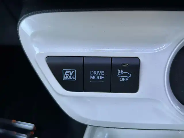 トヨタ プリウス A ツーリングセレクション 愛媛県 2016(平28)年 10.2万km ホワイトパールクリスタルシャイン 純正９インチナビ(DSZT-YC4T)/・Bluetooth・CD/DVD・AM/FM/フルセグTV/バックカメラ/ETC2.0/前席シートヒーター(D+N席)/前方ドライブレコーダー/トヨタセーフティセンス/衝突軽減システム/コーナーセンサー/パーキングアシスト/追従型クルーズコントロール/レーンキープアシスト/LEDヘッドライト/オートマチックハイビーム/ヘッドアップディスプレイ/合皮革シート/純正17インチAW/純正フロアマット/ステアリングスイッチ/プッシュスタート/スマートキー/取扱説明書/保証書
