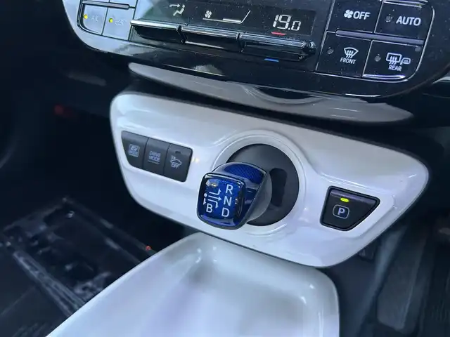 トヨタ プリウス A ツーリングセレクション 愛媛県 2016(平28)年 10.2万km ホワイトパールクリスタルシャイン 純正９インチナビ(DSZT-YC4T)/・Bluetooth・CD/DVD・AM/FM/フルセグTV/バックカメラ/ETC2.0/前席シートヒーター(D+N席)/前方ドライブレコーダー/トヨタセーフティセンス/衝突軽減システム/コーナーセンサー/パーキングアシスト/追従型クルーズコントロール/レーンキープアシスト/LEDヘッドライト/オートマチックハイビーム/ヘッドアップディスプレイ/合皮革シート/純正17インチAW/純正フロアマット/ステアリングスイッチ/プッシュスタート/スマートキー/取扱説明書/保証書