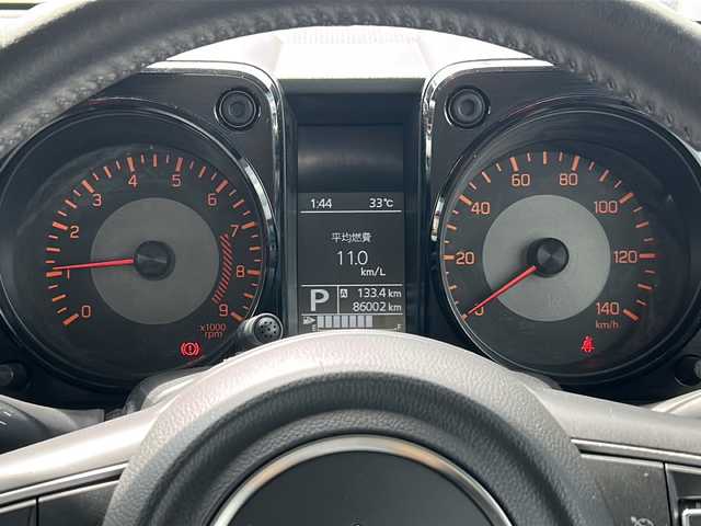 スズキ ジムニー XC 岐阜県 2019(平31)年 8.6万km ジャングルグリーン 登録時走行距離：86002km/純正SDナビ（KXM-E503W）/フルセグテレビ・Bluetooth・CD・DVD・USB/バックカメラ/前席シートヒーター/４WD/ターボ車/背面タイヤ/ETC/デュアルセンサーブレーキサポート/クルーズコントロール/レーンキープアシスト/LEDヘッドライト/オートライト/ダウンヒルアシストコントロール/プッシュスタート/スマートキー/純正16インチアルミホイール/純正フロアマット