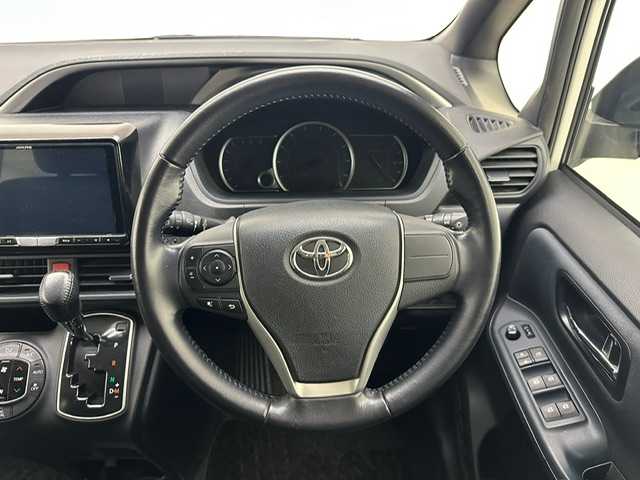 トヨタ ヴォクシー ZS 煌 兵庫県 2015(平27)年 8.8万km ホワイトパールクリスタルシャイン 社外9インチナビ/フルセグ CD DVD BT MSV/バックカメラ/両側パワースライドドア/ALPINEフリップダウンモニター/社外ドライブレコーダー/ETC/LEDヘッドライト/フォグライト/オートライト/純正16インチアルミホイール/アイドリングストップ/スマートキー