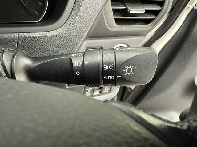 トヨタ ヴォクシー ZS 煌 兵庫県 2015(平27)年 8.8万km ホワイトパールクリスタルシャイン 社外9インチナビ/フルセグ CD DVD BT MSV/バックカメラ/両側パワースライドドア/ALPINEフリップダウンモニター/社外ドライブレコーダー/ETC/LEDヘッドライト/フォグライト/オートライト/純正16インチアルミホイール/アイドリングストップ/スマートキー