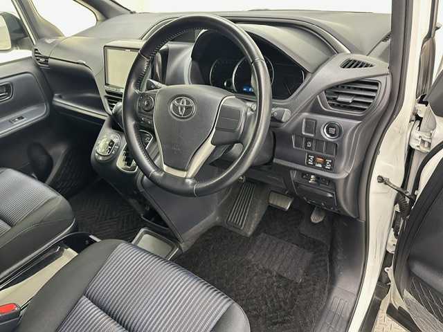 トヨタ ヴォクシー ZS 煌 兵庫県 2015(平27)年 8.8万km ホワイトパールクリスタルシャイン 社外9インチナビ/フルセグ CD DVD BT MSV/バックカメラ/両側パワースライドドア/ALPINEフリップダウンモニター/社外ドライブレコーダー/ETC/LEDヘッドライト/フォグライト/オートライト/純正16インチアルミホイール/アイドリングストップ/スマートキー