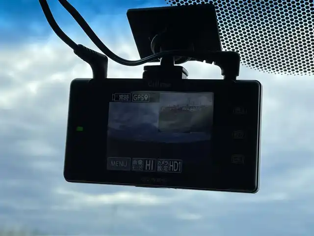 ホンダ ヴェゼル ハイブリッド Z ホンダセンシング 新潟県 2018(平30)年 6.1万km プラチナホワイトパール 4WD/純正インターナビ(VXM-184VFi)/CD/DVD/BT/フルセグテレビ/バックカメラ/ETC/ドライブレコーダー/衝突被害軽減ブレーキ/レーンキープアシスト/レーダークルーズコントロール/半革シート/シートヒーター /パドルシフト/ステアリングスイッチ/スマートキー/プッシュスタート/LEDヘッドライト/オートライト/フォグランプ/純正17インチアルミホイール