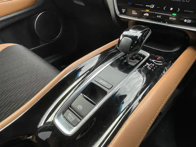 ホンダ ヴェゼル ハイブリッド Z ホンダセンシング 新潟県 2018(平30)年 6.1万km プラチナホワイトパール 4WD/純正インターナビ(VXM-184VFi)/CD/DVD/BT/フルセグテレビ/バックカメラ/ETC/ドライブレコーダー/衝突被害軽減ブレーキ/レーンキープアシスト/レーダークルーズコントロール/半革シート/シートヒーター /パドルシフト/ステアリングスイッチ/スマートキー/プッシュスタート/LEDヘッドライト/オートライト/フォグランプ/純正17インチアルミホイール