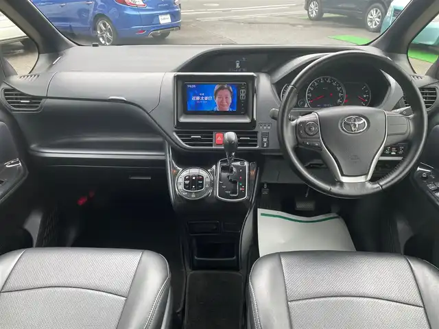トヨタ ヴォクシー ZS 煌 神奈川県 2015(平27)年 7.4万km ブラック 社外メモリーナビ/フルセグTV【7W】			/SD/CD/DVD/BT		/リヤフリップダウンモニター/バックカメラ　ETC			/両側パワースライドドア/LEDヘッドライト			/アイドリングストップ	/前後ドラレコ	/スマートキー×2本			/純正16インチアルミ		/新車時保証書　取扱説明書
