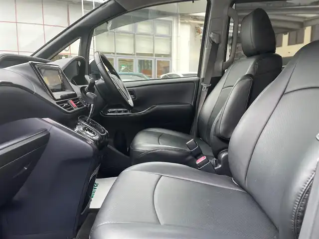 トヨタ ヴォクシー ZS 煌 神奈川県 2015(平27)年 7.4万km ブラック 社外メモリーナビ/フルセグTV【7W】			/SD/CD/DVD/BT		/リヤフリップダウンモニター/バックカメラ　ETC			/両側パワースライドドア/LEDヘッドライト			/アイドリングストップ	/前後ドラレコ	/スマートキー×2本			/純正16インチアルミ		/新車時保証書　取扱説明書