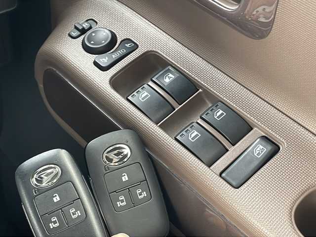 ダイハツ ムーヴ キャンバス セオリー G 青森県 2022(令4)年 1.4万km サンドベージュメタリック 4WD/ビタースタイルプラスパッケージ/純正9インチディスプレイオーディオ・フルセグTV/BT/USB/HDMI/バックカメラ/両側パワースライドドア/前席シートヒーター/ワイヤレス充電機能/スマートアシスト/衝突軽減ブレーキ/レーンキープアシスト/アダプティブドライビングビーム/コーナーセンサー/前方ドライブレコーダー/保温機能カップホルダー/黒革調シートカバー/純正ルーフキャリア/純正ミニライト14インチアルミ/フルLEDヘッドライト/LEDフォグライト