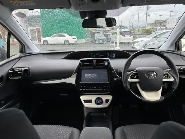 トヨタ プリウス S 宮城県 2016(平28)年 6.7万km ホワイトパールクリスタルシャイン セーフティセンスP/・プリクラッシュセーフティ/・レーンディパーチャーアラート/・オートマチックハイビーム/・レーダークルーズコントロール/＝＝＝/社外エアロ（F/S/R）/純正9インチナビ（DSZT-YC4T）/・CD/DVD/・Bluetooth/・フルセグTV/バックカメラ/ETC/革巻きステアリング/ステアリングスイッチ/LEDヘッドランプ/オートライト/スマートキー＆プッシュスタート/電動格納ミラー/純正15インチAW/純正フロアマット/ドアバイザー/トノカバー/W/サイド/カーテンエアバッグ