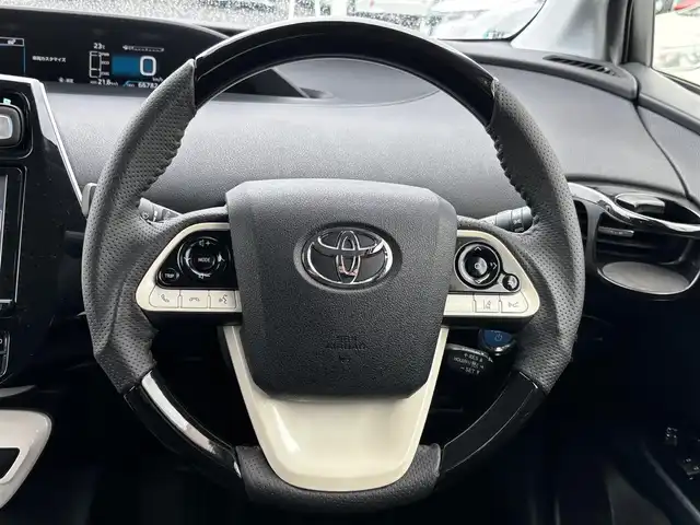 トヨタ プリウス S 宮城県 2016(平28)年 6.7万km ホワイトパールクリスタルシャイン セーフティセンスP/・プリクラッシュセーフティ/・レーンディパーチャーアラート/・オートマチックハイビーム/・レーダークルーズコントロール/＝＝＝/社外エアロ（F/S/R）/純正9インチナビ（DSZT-YC4T）/・CD/DVD/・Bluetooth/・フルセグTV/バックカメラ/ETC/革巻きステアリング/ステアリングスイッチ/LEDヘッドランプ/オートライト/スマートキー＆プッシュスタート/電動格納ミラー/純正15インチAW/純正フロアマット/ドアバイザー/トノカバー/W/サイド/カーテンエアバッグ
