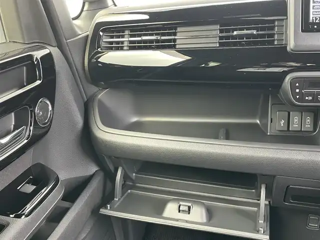 ホンダ Ｎ ＢＯＸ カスタム L 千葉県 2022(令4)年 1.7万km プレミアムサンライトホワイトパール 純正ナビ/（SD/DVD/ワンセグTV/Bluetooth/iPod/USB/AUX）/バックカメラ/エアロ/（サイド・リアスポイラー）/コーナーセンサー/ビルトインETC/片側パワースライドドア/シートヒーター/フロントフォグランプ/ドアバイザー/オートライト/LEDヘッドライト/横滑り防止装置/スマートキー/プッシュスタート/アイドリングストップ/ステアリングスイッチ/電動格納ミラー/純正アルミホイール/純正フロアマット