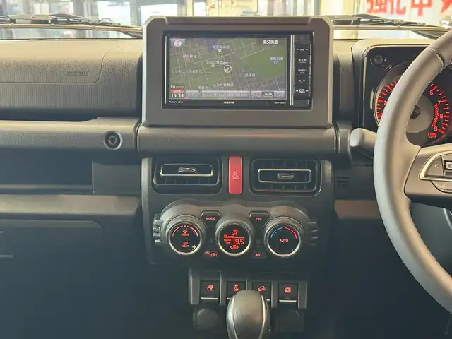 スズキ ジムニー XC 滋賀県 2025(令7)年 0.1万km シフォンアイボリーメタリックブラック2トーンルーフ ワンオーナー/イクイプスフルセグナビ/　フルセグ Bluetooth CD DVD SD/バックカメラ/デュアルセンサーブレーキサポート/誤発進抑制機能/車線逸脱警報機能/ふらつき警報機能/ハイビームアシスト/先行車発進お知らせ機能/標識認識機能/エマージェンシーストップシグナル/オートライトシステム/ライト自動消灯システム/ヒーテッドドアミラー/純正LEDヘッドライト/純正16インチアルミ/純正フロアマット/スマートキー×2/プッシュスタート/