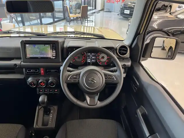 スズキ ジムニー XC 滋賀県 2025(令7)年 0.1万km シフォンアイボリーメタリックブラック2トーンルーフ ワンオーナー/イクイプスフルセグナビ/　フルセグ Bluetooth CD DVD SD/バックカメラ/デュアルセンサーブレーキサポート/誤発進抑制機能/車線逸脱警報機能/ふらつき警報機能/ハイビームアシスト/先行車発進お知らせ機能/標識認識機能/エマージェンシーストップシグナル/オートライトシステム/ライト自動消灯システム/ヒーテッドドアミラー/純正LEDヘッドライト/純正16インチアルミ/純正フロアマット/スマートキー×2/プッシュスタート/