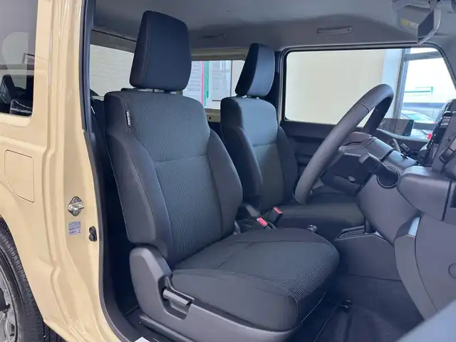 スズキ ジムニー XC 滋賀県 2025(令7)年 0.1万km シフォンアイボリーメタリックブラック2トーンルーフ ワンオーナー/イクイプスフルセグナビ/　フルセグ Bluetooth CD DVD SD/バックカメラ/デュアルセンサーブレーキサポート/誤発進抑制機能/車線逸脱警報機能/ふらつき警報機能/ハイビームアシスト/先行車発進お知らせ機能/標識認識機能/エマージェンシーストップシグナル/オートライトシステム/ライト自動消灯システム/ヒーテッドドアミラー/純正LEDヘッドライト/純正16インチアルミ/純正フロアマット/スマートキー×2/プッシュスタート/