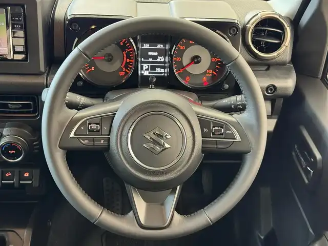 スズキ ジムニー XC 滋賀県 2025(令7)年 0.1万km シフォンアイボリーメタリックブラック2トーンルーフ ワンオーナー/イクイプスフルセグナビ/　フルセグ Bluetooth CD DVD SD/バックカメラ/デュアルセンサーブレーキサポート/誤発進抑制機能/車線逸脱警報機能/ふらつき警報機能/ハイビームアシスト/先行車発進お知らせ機能/標識認識機能/エマージェンシーストップシグナル/オートライトシステム/ライト自動消灯システム/ヒーテッドドアミラー/純正LEDヘッドライト/純正16インチアルミ/純正フロアマット/スマートキー×2/プッシュスタート/
