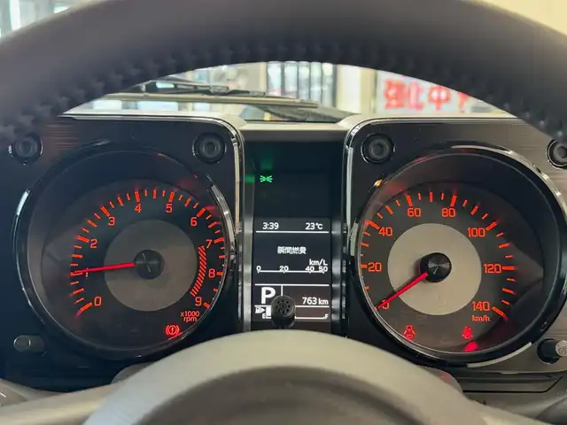スズキ ジムニー XC 滋賀県 2025(令7)年 0.1万km シフォンアイボリーメタリックブラック2トーンルーフ ワンオーナー/イクイプスフルセグナビ/　フルセグ Bluetooth CD DVD SD/バックカメラ/デュアルセンサーブレーキサポート/誤発進抑制機能/車線逸脱警報機能/ふらつき警報機能/ハイビームアシスト/先行車発進お知らせ機能/標識認識機能/エマージェンシーストップシグナル/オートライトシステム/ライト自動消灯システム/ヒーテッドドアミラー/純正LEDヘッドライト/純正16インチアルミ/純正フロアマット/スマートキー×2/プッシュスタート/