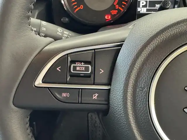 スズキ ジムニー XC 滋賀県 2025(令7)年 0.1万km シフォンアイボリーメタリックブラック2トーンルーフ ワンオーナー/イクイプスフルセグナビ/　フルセグ Bluetooth CD DVD SD/バックカメラ/デュアルセンサーブレーキサポート/誤発進抑制機能/車線逸脱警報機能/ふらつき警報機能/ハイビームアシスト/先行車発進お知らせ機能/標識認識機能/エマージェンシーストップシグナル/オートライトシステム/ライト自動消灯システム/ヒーテッドドアミラー/純正LEDヘッドライト/純正16インチアルミ/純正フロアマット/スマートキー×2/プッシュスタート/