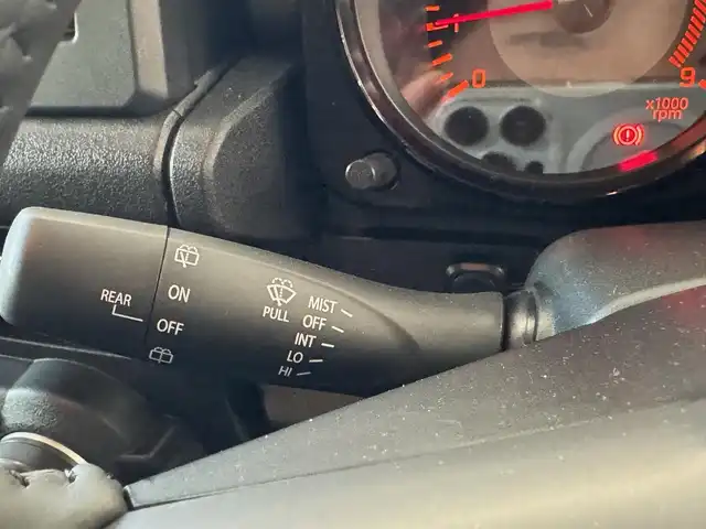 スズキ ジムニー XC 滋賀県 2025(令7)年 0.1万km シフォンアイボリーメタリックブラック2トーンルーフ ワンオーナー/イクイプスフルセグナビ/　フルセグ Bluetooth CD DVD SD/バックカメラ/デュアルセンサーブレーキサポート/誤発進抑制機能/車線逸脱警報機能/ふらつき警報機能/ハイビームアシスト/先行車発進お知らせ機能/標識認識機能/エマージェンシーストップシグナル/オートライトシステム/ライト自動消灯システム/ヒーテッドドアミラー/純正LEDヘッドライト/純正16インチアルミ/純正フロアマット/スマートキー×2/プッシュスタート/