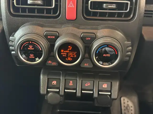 スズキ ジムニー XC 滋賀県 2025(令7)年 0.1万km シフォンアイボリーメタリックブラック2トーンルーフ ワンオーナー/イクイプスフルセグナビ/　フルセグ Bluetooth CD DVD SD/バックカメラ/デュアルセンサーブレーキサポート/誤発進抑制機能/車線逸脱警報機能/ふらつき警報機能/ハイビームアシスト/先行車発進お知らせ機能/標識認識機能/エマージェンシーストップシグナル/オートライトシステム/ライト自動消灯システム/ヒーテッドドアミラー/純正LEDヘッドライト/純正16インチアルミ/純正フロアマット/スマートキー×2/プッシュスタート/
