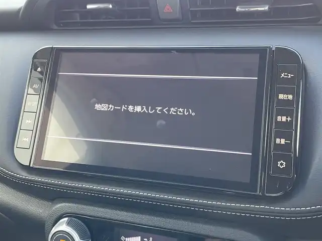 日産 キックス X 佐賀県 2020(令2)年 4.2万km ブリリアントホワイトパール 純正9インチSDナビゲーション/・フルセグTV/CD/DVD/SD/Bluetooth/バックカメラ/前方ドライブレコーダー/ビルトインETC/電子パーキングブレーキ/AUTO HOLD機能/ハーフレザーシート/ISOFIX対応/革巻きステアリング/ステアリングリモコン/純正17インチアルミホイール/純正LEDヘッドライト/純正LEDフォグランプ/純正フロアマット/純正ドアバイザー/新車保証書/プロパイロット/・インテリジェントクルーズコントロール/・レーンディパーチャーワーニング/・エマージェンシーブレーキ/・クリアランスソナー/・ふらつき警報
