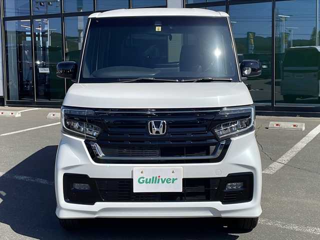 ホンダ Ｎ ＢＯＸ カスタム L ターボ スタイル+ブラック 道東・釧路十勝 2023(令5)年 2万km プラチナホワイトパール ・ワンオーナー/・４WD/・純正9インチナビ/（ラジオ・CD・DVD・BT・SD）/・両側パワースライドドア/・アダプティブクルーズコントロール/・リアコーナーセンサー/・横滑り防止装置/・ハーフレザーシート/・前席シートヒーター/・USB端子×３/・革巻きステアリング/・純正フロアマット/・社外ドアバイザー/・ホンダセンシング/・レーンキープアシスト/・衝突被害軽減ブレーキ/・パドルシフト/・シーケンシャルウィンカー/・ウィンカーミラー/・純正前後ドライブレコーダー/・オートブレーキホールド/・LEDヘッドライト/・LEDフォグライト/・純正15インチアルミホイール/・社外15インチアルミホイール付冬タイヤ積込/（165・55・15 2023 7mm)/・保証書/・取扱説明書
