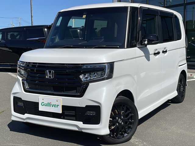 ホンダ Ｎ ＢＯＸ カスタム L ターボ スタイル+ブラック 道東・釧路十勝 2023(令5)年 2万km プラチナホワイトパール ・ワンオーナー/・４WD/・純正9インチナビ/（ラジオ・CD・DVD・BT・SD）/・両側パワースライドドア/・アダプティブクルーズコントロール/・リアコーナーセンサー/・横滑り防止装置/・ハーフレザーシート/・前席シートヒーター/・USB端子×３/・革巻きステアリング/・純正フロアマット/・社外ドアバイザー/・ホンダセンシング/・レーンキープアシスト/・衝突被害軽減ブレーキ/・パドルシフト/・シーケンシャルウィンカー/・ウィンカーミラー/・純正前後ドライブレコーダー/・オートブレーキホールド/・LEDヘッドライト/・LEDフォグライト/・純正15インチアルミホイール/・社外15インチアルミホイール付冬タイヤ積込/（165・55・15 2023 7mm)/・保証書/・取扱説明書