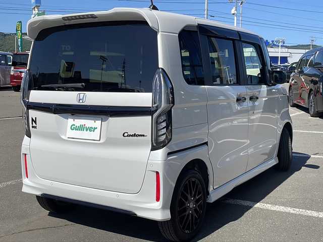 ホンダ Ｎ ＢＯＸ カスタム L ターボ スタイル+ブラック 道東・釧路十勝 2023(令5)年 2万km プラチナホワイトパール ・ワンオーナー/・４WD/・純正9インチナビ/（ラジオ・CD・DVD・BT・SD）/・両側パワースライドドア/・アダプティブクルーズコントロール/・リアコーナーセンサー/・横滑り防止装置/・ハーフレザーシート/・前席シートヒーター/・USB端子×３/・革巻きステアリング/・純正フロアマット/・社外ドアバイザー/・ホンダセンシング/・レーンキープアシスト/・衝突被害軽減ブレーキ/・パドルシフト/・シーケンシャルウィンカー/・ウィンカーミラー/・純正前後ドライブレコーダー/・オートブレーキホールド/・LEDヘッドライト/・LEDフォグライト/・純正15インチアルミホイール/・社外15インチアルミホイール付冬タイヤ積込/（165・55・15 2023 7mm)/・保証書/・取扱説明書