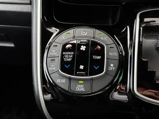 トヨタ エスクァイア Gi 宮城県 2019(令1)年 2.9万km ホワイトパールクリスタルシャイン セーフティセンスC/・プリクラッシュセーフティ/・レーンディパーチャーアラート/・オートマチックハイビーム/先行車発進告知機能/インテリジェントクリアランスソナー/純正12インチフリップダウンモニター（V12T-R68C）/純正9インチナビ（NSZT-Y68T）/・CD/DVD/・Bluetooth/・フルセグTV/バックカメラ/ビルトインETC/ドライブレコーダー/両側パワースライドドア/合皮シート/シートヒーター/ウッドコンビステアリング/ステアリングスイッチ/クルーズコントロール/LEDヘッドランプ/フォグランプ/オートライト/スマートキー＆プッシュスタート/スペアキー/電動格納ミラー/純正15インチAW/純正ドアバイザー/フロアマット/Wエアバッグ