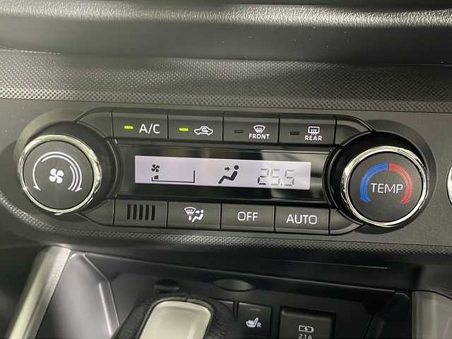 ダイハツ ロッキー プレミアム G HEV 沖縄県 2022(令4)年 1.2万km シャイニングホワイトパール 禁煙車　/県外仕入れ/スマートアシストIII/→衝突被害軽減システム/→後方コーナーセンサー/→車線逸脱警報/→オートマチックハイビーム/バックカメラ/レーダークルーズコントロール/ハーフレザーシート/シートヒーター/電動パーキングブレーキ/ステアリングリモコン/USBポート/LEDヘッドライト