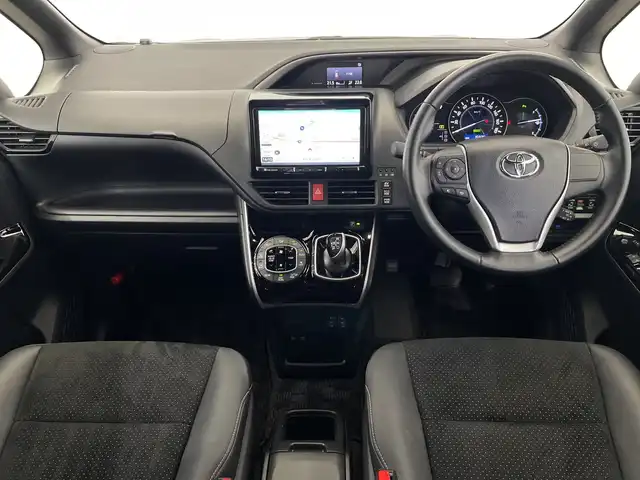 トヨタ ヴォクシー ハイブリッド ZS 煌Ⅲ 栃木県 2021(令3)年 1.6万km イナズマスパーキングブラックガラスフレーク 社外ナビ/(CD/DVD/フルセグTV/Bluetooth/MSV/SD/USB)/バックカメラ/トヨタセーフティーセンス/・衝突軽減ブレーキ/・車線逸脱警報/・オートマチックハイビーム/・先行車発進告知機能/モデリスタエアロ/前後コーナーセンサー/ETC/360°ドラレコ/両側パワースライドドア/ハーフレザーシート/シートヒーター/禁煙車/オートライト/LEDヘッドライト/横滑り防止装置/フォグランプ/スマートキー/プッシュスタート/ステアリングスイッチ/革巻きステアリング/ウィンカーミラー/電動格納ミラー/純正16インチアルミホイール/社外フロアマット