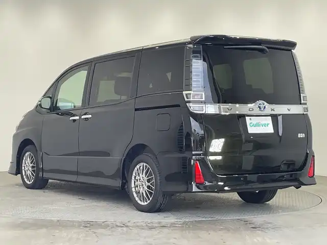 トヨタ ヴォクシー ハイブリッド ZS 煌Ⅲ 栃木県 2021(令3)年 1.6万km イナズマスパーキングブラックガラスフレーク 社外ナビ/(CD/DVD/フルセグTV/Bluetooth/MSV/SD/USB)/バックカメラ/トヨタセーフティーセンス/・衝突軽減ブレーキ/・車線逸脱警報/・オートマチックハイビーム/・先行車発進告知機能/モデリスタエアロ/前後コーナーセンサー/ETC/360°ドラレコ/両側パワースライドドア/ハーフレザーシート/シートヒーター/禁煙車/オートライト/LEDヘッドライト/横滑り防止装置/フォグランプ/スマートキー/プッシュスタート/ステアリングスイッチ/革巻きステアリング/ウィンカーミラー/電動格納ミラー/純正16インチアルミホイール/社外フロアマット