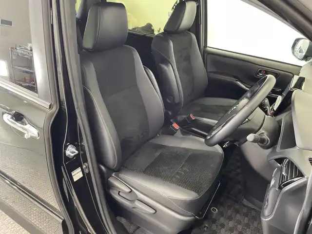 トヨタ ヴォクシー ハイブリッド ZS 煌Ⅲ 栃木県 2021(令3)年 1.6万km イナズマスパーキングブラックガラスフレーク 社外ナビ/(CD/DVD/フルセグTV/Bluetooth/MSV/SD/USB)/バックカメラ/トヨタセーフティーセンス/・衝突軽減ブレーキ/・車線逸脱警報/・オートマチックハイビーム/・先行車発進告知機能/モデリスタエアロ/前後コーナーセンサー/ETC/360°ドラレコ/両側パワースライドドア/ハーフレザーシート/シートヒーター/禁煙車/オートライト/LEDヘッドライト/横滑り防止装置/フォグランプ/スマートキー/プッシュスタート/ステアリングスイッチ/革巻きステアリング/ウィンカーミラー/電動格納ミラー/純正16インチアルミホイール/社外フロアマット