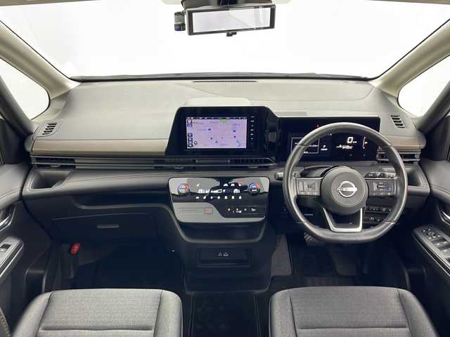 日産 セレナ ハイウェイスター V 秋田県 2023(令5)年 2.8万km 白 ４WD/純正メモリナビ(Bluetooth/フルセグ)/ビルトインETC/クルーズコントロール/全方位カメラ/前後ドライブレコーダー/前後コーナーセンサー/前席シートヒーター/後席シートヒーター/両側パワースライドドア/純正AW/パドルシフト/ステアリングヒーター/衝突被害軽減システム/オートマチックハイビーム/アイドリングストップ/LEDヘッドライト/スマートキー/スペアキー